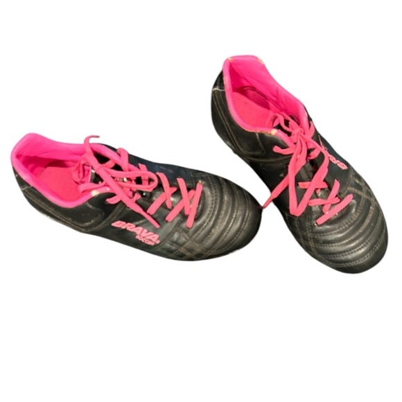 Brava Black and Pink Girl's Soccer Cleats Preowned in great condition, size‎ 1. - Picture 1 of 7